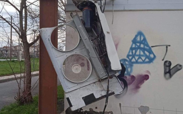 Βανδαλισμοί και κλοπές στα ΓΕΛ - ΕΠΑΛ και ΔΑΚ Σίνδου - Έκλεψαν κλιματιστικά και κατέστρεψαν ηλεκτρολογικές εγκαταστάσεις (φωτ.)