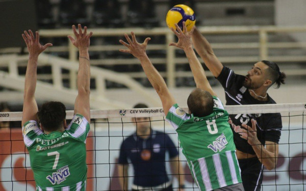 Βόλεϊ: Δρασκελιά πρόκρισης στον τελικό από τον εντυπωσιακό ΠΑΟΚ (βίντεο)