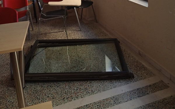 Βόλος: Έπεσε ολόκληρο παράθυρο σε αίθουσα πανεπιστημίου εν ώρα μαθήματος