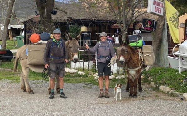 Περιηγητές με… γαϊδουράκια, έφτασαν από τη Γαλλία στα Μετέωρα (βίντεο)