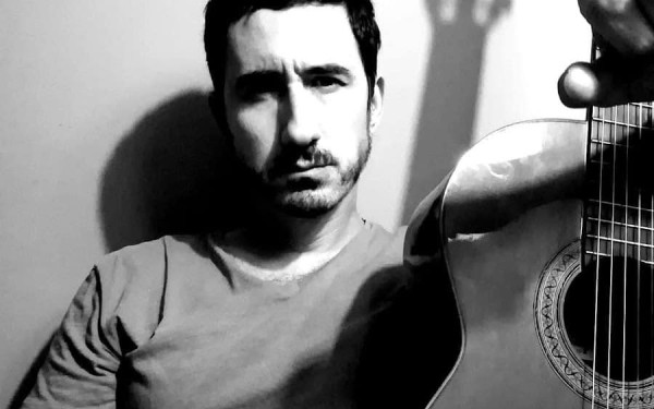 Έφυγε από τη ζωή ο μουσικός Βασίλης Κοτσωβόλος (βίντεο)