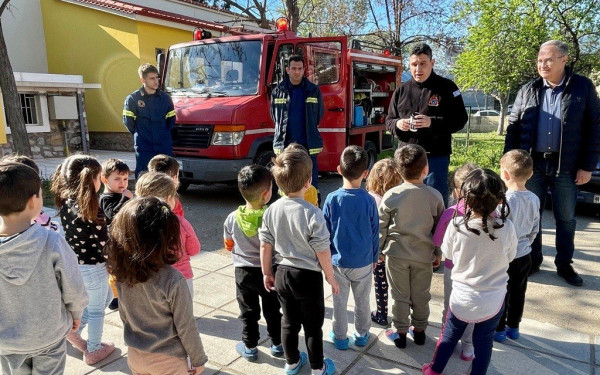 Θεσσαλονίκη: Πυροσβέστες έκαναν παρουσίαση στα παιδιά του «Ουράνιου Τόξου» (φωτ.)