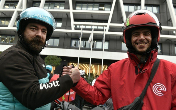 Κοινή πορεία στη Θεσσαλονίκη ετοιμάζουν την Τρίτη οι εργαζόμενοι διανομείς της efood και της wolt