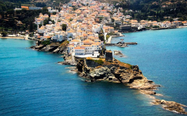 H Άνδρος το κορυφαίο νησί του κόσμου για φυσιολατρικές και πολιτιστικές εμπειρίες