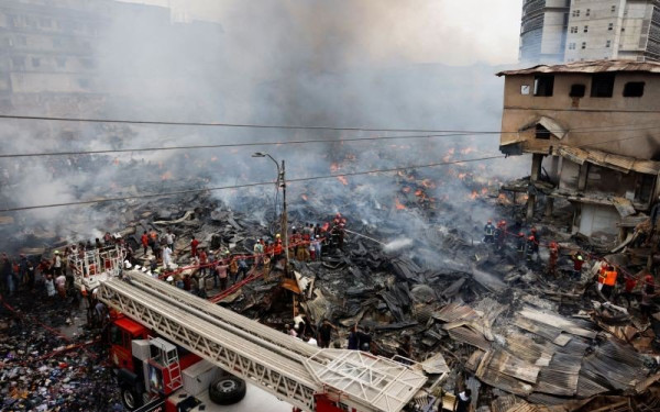 Μπαγκλαντές: Πύρινη κόλαση στη μεγαλύτερη αγορά ρούχων - Επί ποδός εκατοντάδες πυροσβέστες και ο στρατός (φωτ.)