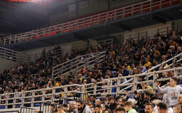 Απίστευτο και όμως ελληνικό: Συνελήφθη... αστυνομικός για χειρονομίες προς τους οπαδούς της ΑΕΚ!