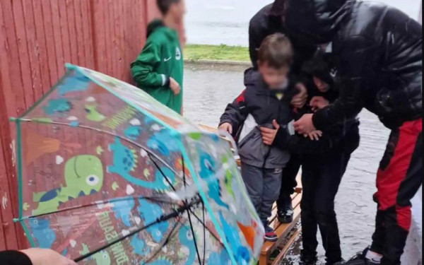 Κακοκαιρία «Ilina»: Έφτιαξαν… γέφυρα από καθίσματα για να βγουν νήπια από το σχολείο (βίντεο, φωτ.)