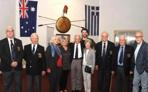 Εμάνουελ Κόμινο: Ο 90χρονος Ελληνοαυστραλός που ηγείται της Εκστρατείας για την Επιστροφή των Γλυπτών