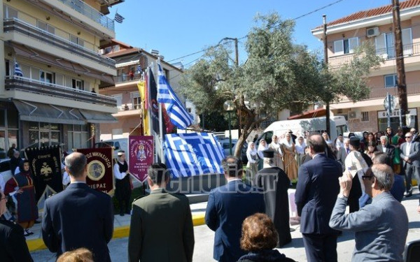 Βέροια: Αποκαλύφθηκε το «Μνημείο της Ελληνικής Προσφυγιάς» (φωτ.)