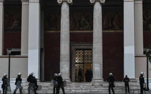 «Ντου» της ΕΛΑΣ στην κατάληψη της Πρυτανείας του ΕΚΠΑ - Εκκένωση και δέκα συλλήψεις (βίντεο)