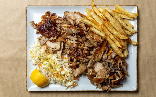 Ψητοπωλείο «Ethnicόν» στη Θέρμη: Όλα στα κάρβουνα και χειροποίητα