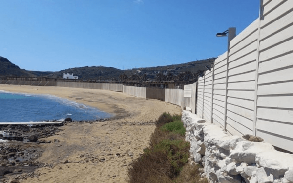 Μύκονος: Σηκώθηκε φράχτης σε παραλία στο... αυτόνομο νησί (φωτ.)