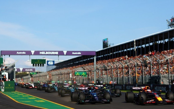 Φόρμουλα 1: Θεατές στην Αυστραλία μπήκαν στην πίστα εν ώρα αγώνα για να βγάλουν φωτογραφίες (βίντεο)