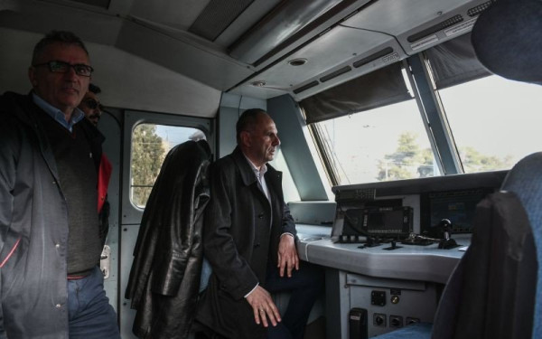 Στο πρώτο δρομολόγιο Αθήνα-Καλαμπάκα ο Γεραπετρίτης - Ανέβηκε στην καμπίνα του μηχανοδηγού (βίντεο, φωτ.)