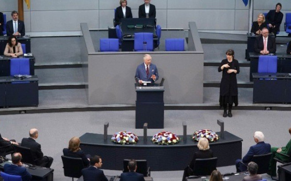 Κάρολος Γ': Ο πρώτος μονάρχης που απευθύνεται στην ολομέλεια της Bundestag