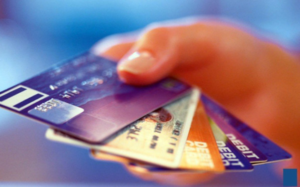 ΙΟΒΕ: Οι συναλλαγές με κάρτα ξεπέρασαν σε αξία τις αναλήψεις μετρητών 