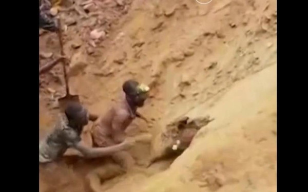 Απίστευτο βίντεο: Εργάτες ξεπηδούν ζωντανοί μέσα από το χώμα μετά από κατολίσθηση 