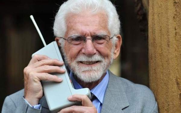 Το κινητό τηλέφωνο έγινε 50 ετών: Η εφεύρεση που άλλαξε τις ζωές μας