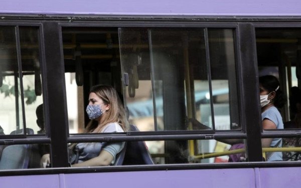 Κορονοϊός: Τέλος από σήμερα τα rapid test στην εργασία και οι μάσκες στα ΜΜΜ - Πού παραμένουν