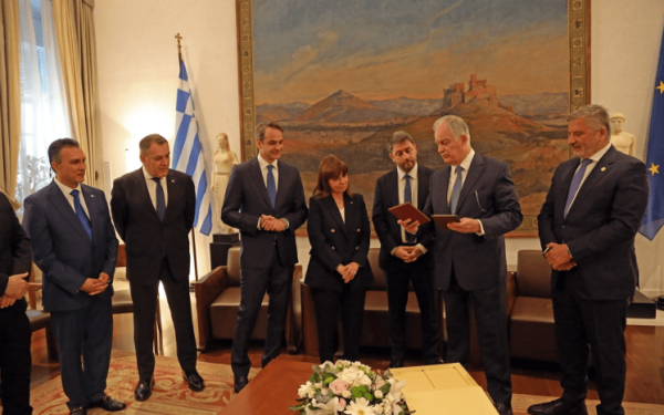 Πρώτη συνάντηση Μητσοτάκη - Ανδρουλάκη στη Βουλή