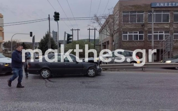 Σύγκρουση δύο οχημάτων στο Ωραιόκαστρο (φωτ.)