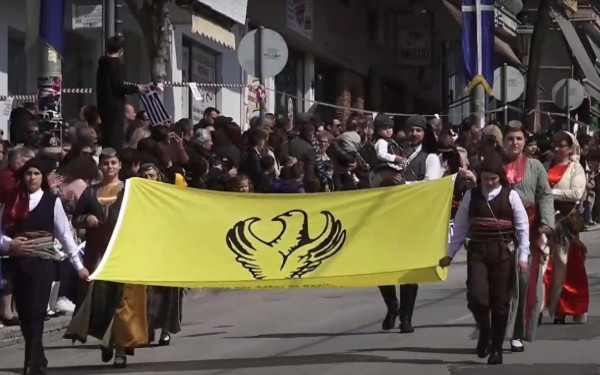 Πολίχνη: Παρέλασε περήφανη σημαιοφόρος με αναπηρικό αμαξίδιο (βίντεο)