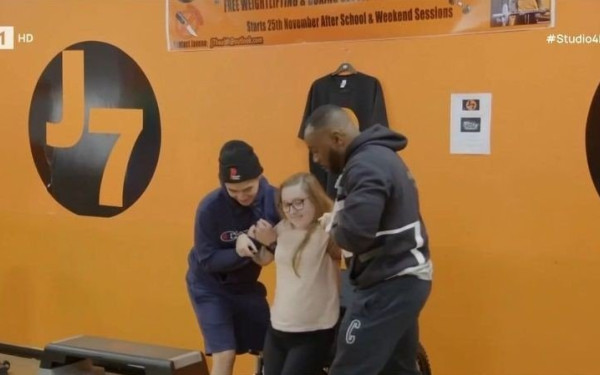 Αγγλία: Πρωταθλητής της άρσης βαρών άνοιξε γυμναστήριο για ηλικιωμένους και ΑμεΑ (βίντεο)