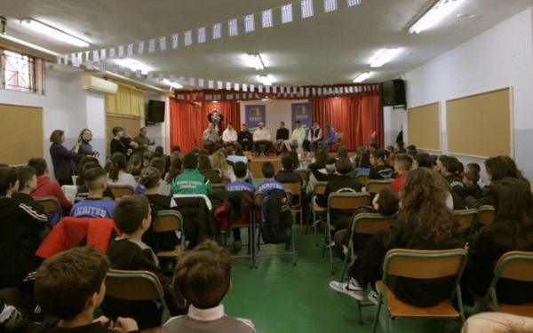 «Γίνε η αλλαγή που θέλεις να έρθει»: Ποδοσφαιριστές ΠΑΟΚ, Άρη και Ηρακλή στο πλευρό μαθητών στις Συκιές (βίντεο)