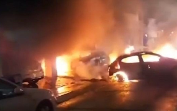 Πυρκαγιά σε χώρο στάθμευσης πολυκατοικίας στα Σεπόλια - Στις φλόγες οχήματα και μοτοσικλέτες (βίντεο) Πυρκαγιά σε χώρο στάθμευσης πολυκατοικίας στα Σεπόλια - Στις φλόγες οχήματα και μοτοσικλέτες (βίντεο)