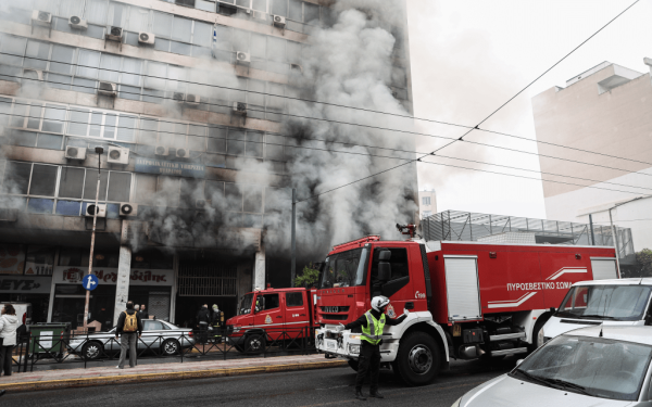 Πυρκαγιά σε κατάστημα με εύφλεκτα υλικά στον Πειραιά (βίντεο & φωτ.)