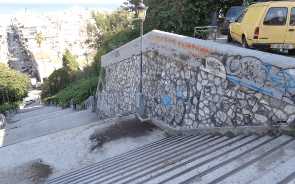 Ανακατασκευάζονται οι θρυλικές 4 μεγάλες σκάλες της Πάτρας (φωτ.)