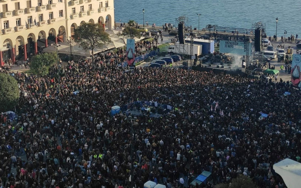 ΣΥΡΙΖΑ ΠΣ: «Η τεράστια συναυλία της Θεσσαλονίκης δείχνει ότι η κοινωνία δεν πιστεύει λέξη από τα ψέματα του κ. Μητσοτάκη»