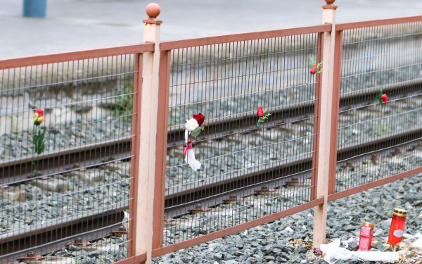 Τέμπη: Mητέρα θύματος ζητά από δημοτική αρχή να τιμήσει τους 57 νεκρούς