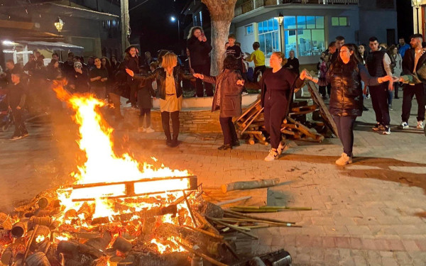 Στην Τούμπα του Κιλκίς αναβίωσε το έθιμο της λαμπαδηδρομίας 