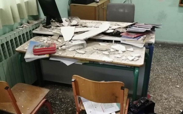 Παραλίγο τραγωδία: Κατέρρευσε οροφή δημοτικού σχολείου - Δείτε φωτογραφίες