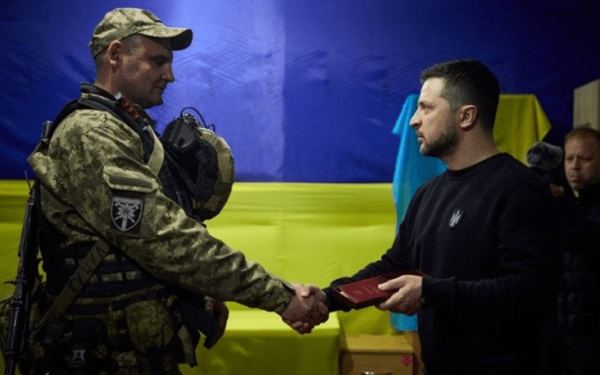 Αυτοψία Ζελένσκι στο νότιο μέτωπο και τη Ζαπορίζια (βίντεο)