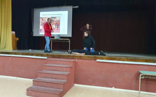 Νεάπολη: Μαθητές και μαθήτριες λυκείου σε ρόλο διασώστη (φωτ.)