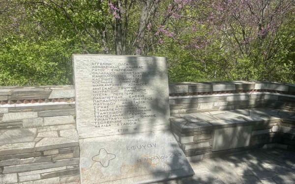 Σπαραγμός στη Λάρισα - Μνημόσυνο για την τραγωδία των Τεμπών το 2003 με θύματα 21 μαθητές