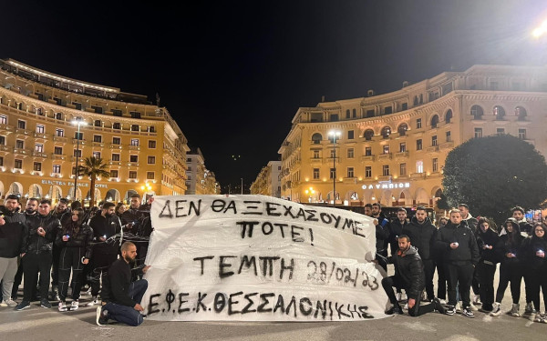 Θεσσαλονίκη: Οι Κύπριοι φοιτητές τίμησαν τα θύματα των Τεμπών