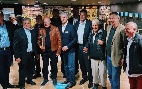 Μπάσκετ: Ο Νίκος Γκάλης αγκαλιά με το κύπελλο του 1986 στο Μουσείο του Άρη (βίντεο, φωτ.)