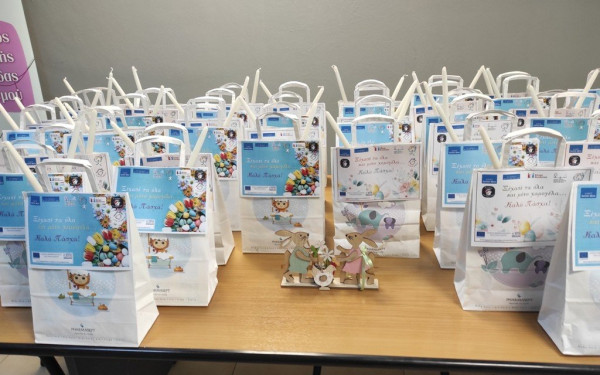 Ο δήμος Παύλου Μελά επισκέφθηκε τα παιδιά που νοσηλεύονται στο ΓΝΘ Παπαγεωργίου (φωτ.)