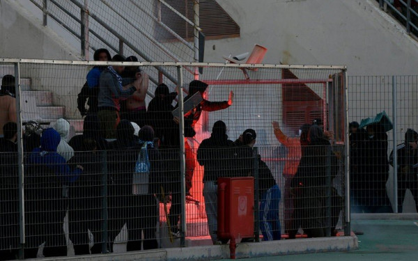 Super League 2: Οριστική διακοπή στο Νίκη Βόλου - ΑΕΛ, ρίψεις δακρυγόνων και συμπλοκές οπαδών με την αστυνομία έξω από το γήπεδο (βίντεο, φωτ.)