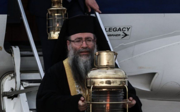 Άγιο Φως: Πώς θα γίνει η μεταφορά από τα Ιεροσόλυμα - Τι ώρα φτάνει στη Θεσσαλονίκη 