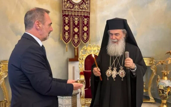 Παραδόθηκε στην ελληνική αποστολή το Άγιο Φως