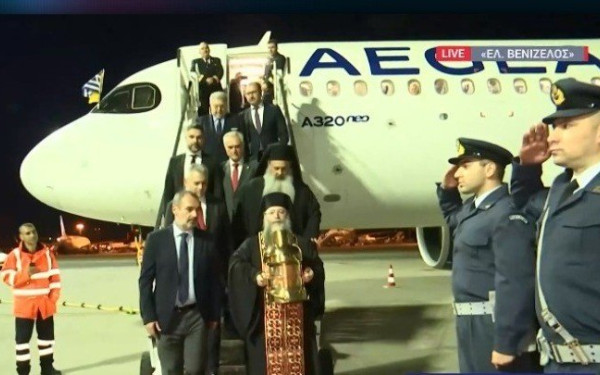 Στην Αθήνα έφθασε το Άγιο Φως - Πώς και πότε θα μεταφερθεί σε όλη τη χώρα (βίντεο)