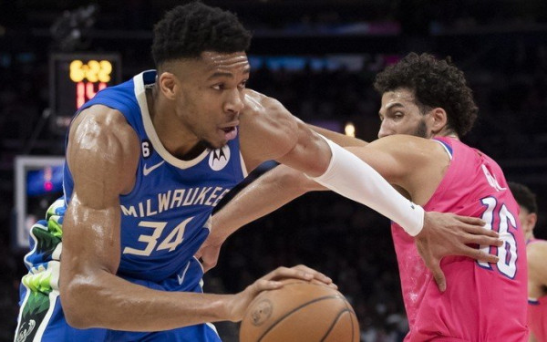 Μία νίκη μακριά από την πρωτιά οι Μπακς του «τριπλού» Αντετοκούνμπο (βίντεο)