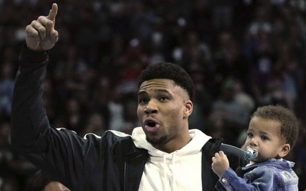 ΝΒΑ: Το Μιλγουόκι τίμησε τον Γιάννη Αντετοκούνμπο, που ζήτησε δεύτερο δαχτυλίδι (βίντεο)