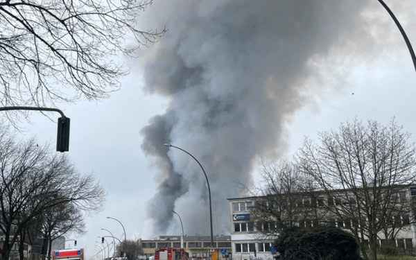 Συναγερμός στο Αμβούργο για τοξικό σύννεφο μετά από πυρκαγιά σε αποθήκες (βίντεο)