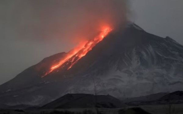 Ρωσία: H έκρηξη στο ηφαίστειο Σιβέλιτς απειλεί τις αερομεταφορές (βίντεο)