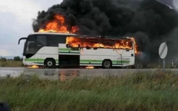 Μέτσοβο: Λεωφορείο με 52 μαθητές και τρεις συνοδούς έπιασε φωτιά στον δρόμο